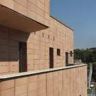 Fassadenverkleidung mit dem Terracotta-Fassadensystem
