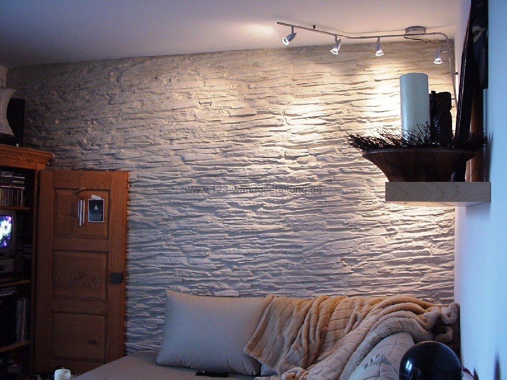 Mediterrane wandgestaltung im wohnzimmer mit der kunststeinpaneele