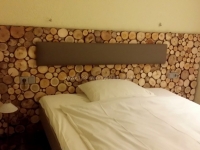 for-rest-holzpaneele-sticks-mini-hotelzimmer (1).jpg
