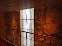 kreuzfahrtschiff-aidamar-stiegenhaus-kunstfelsen-2