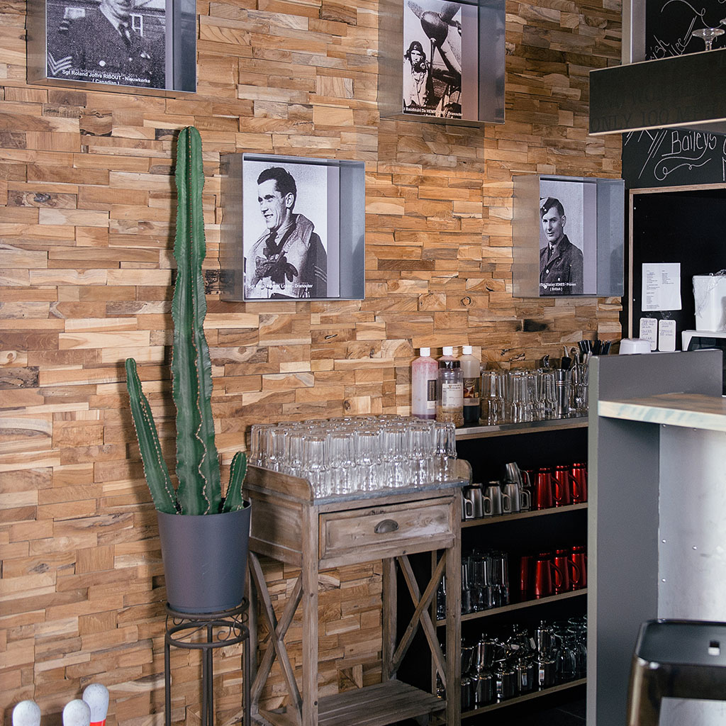 Holzpaneele Bumpy - Ladenbau - Cafe