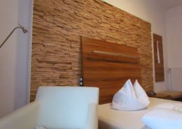Holzpaneele Cuts aus Eichenholz als Holzwand im Hotelzimmer