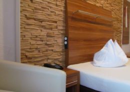 Holzpaneele Cuts aus Eichenholz als Holzwand im Hotelzimmer