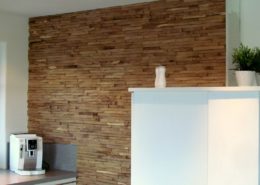 Eine aussergewöhnliche Wandverkleidung mit der Holzpaneele Cuts in der Küche