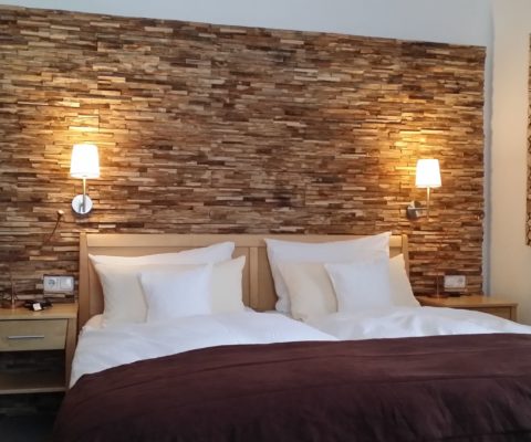 Wandgestaltung mit der Holzpaneele Memory im Schlafzimmer