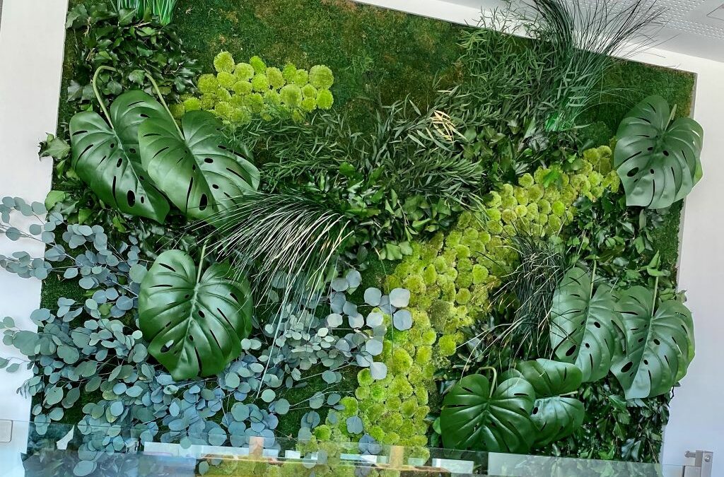 Wandbegrünung im Büro mit Moos und Pflanzen