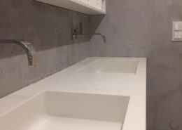 Wandgestaltung in Betonoptik im Badezimmer mit Farbputzen von TrendZement