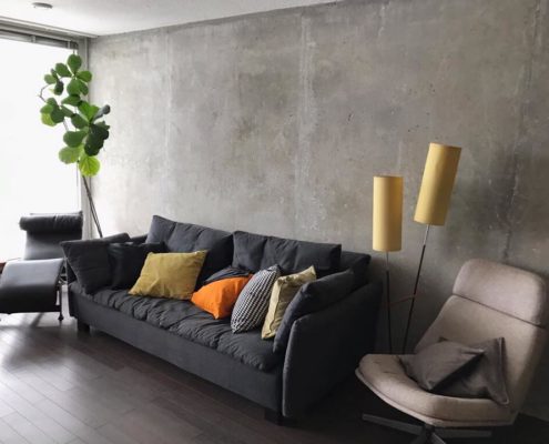 Wandgestaltung mit Farbputz von Trendzement in Betonoptik im Wohnzimmer